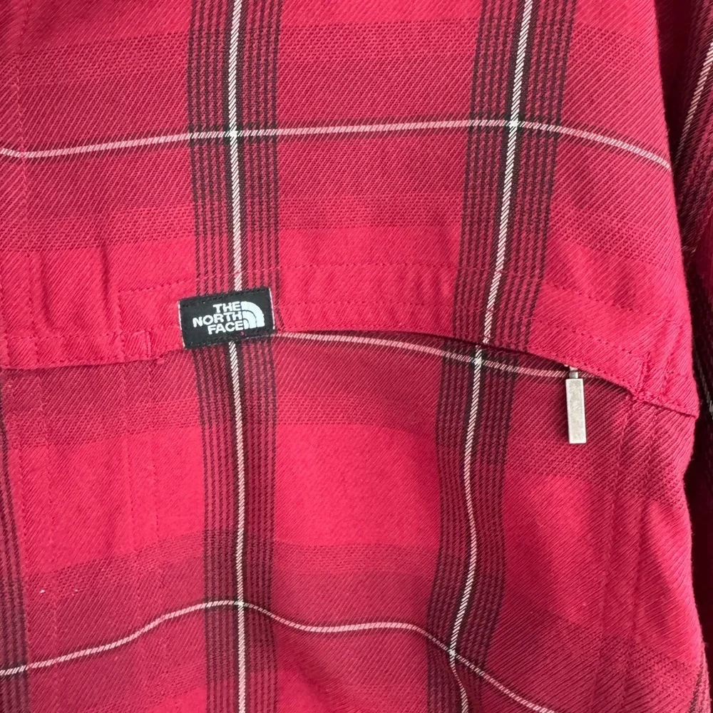 Men’s North Face red/black striped button down shirt size Small